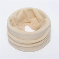 Primer plano de bufanda de terciopelo beige mostrando textura suave y material térmico - Blanco Roto