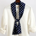 Dettaglio di una sciarpa sottile blu navy a pois annodata su una felpa bianca pulita - Base Navy Pois Bianchi (LJ21-13)