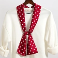 Dettaglio di un foulard di seta rossa a pois bianchi annodato su un maglione bianco - Base Rosso Vero Pois Bianchi (LJ21-14)