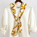 Dettaglio di un foulard in seta con motivi a catena dorata su un top bianco alla moda - Riga Catena Morsetto Cintura Oro (LJ21-17)