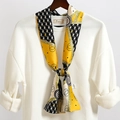Dettaglio di sciarpa in seta con motivo pied de poule giallo su maglione bianco - Anello Pied de Poule Nero Bianco Giallo Brillante (LJ21-18)