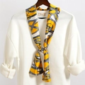 Dettaglio foulard sottile giallo in seta con motivi a catena e cinture retrò - Catena della Cintura Giallo Brillante Grigio Nero (LJ21-21)