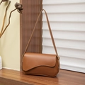 Bolso de hombro en cuero color caramelo con solapa ondulada y correa delgada - Marrón