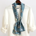 Dettaglio di un foulard in seta blu vintage con stampa a catena d'oro su una maglia - Catena Oro Blu Lago Perla (LJ21-24)