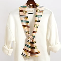 Dettaglio di un elegante foulard a righe annodato su un maglione bianco con texture - Fibbia della Cintura Albicocca Nero Arancione Verde (LJ21-26)