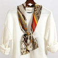 Dettaglio di un foulard in seta con stampe equestri abbinato a una felpa bianca su gruccia - Fibbia della Cintura Equestre Beige (LJ21-28)