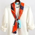 Dettaglio elegante sciarpa di seta con stampa a catena su maglione bianco e fibbie oro - Arancione Rosso Navy Catena Fibbia Cintura (LJ21-30)