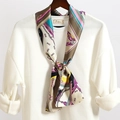 Dettaglio di un foulard di seta con motivo a catena annodato su un maglione bianco - Patchwork Catena Navy Blu Lago (LJ21-31)