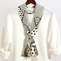 Dettaglio di un foulard in seta a pois bianchi e neri annodato su una felpa bianca - Patchwork Geometrico Pois Nero Bianco (LJ21-36)