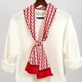 Dettaglio di un foulard in seta geometrico rosso e bianco annodato su una felpa bianca - Contrasto di Colore Geometrico V Rosso Bianco (LJ21-40)