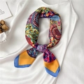 Écharpe en soie style Hepburn avec motifs mosaïques géométriques colorés en jaune et bleu - Mosaïque Colorée