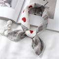 Eleganter 50cm Seidenschal mit rotem Herzmuster und schwarz-weißem Karomuster Design - Rot-Weißes Herz Gingham (FX-152)