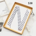 Elegante twilly in seta bianca a pois neri esposto su un vassoio dorato di lusso - 100*4cm / Pois Neri (PDS-38)