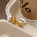 Vista macro di orecchini a perno con perla tonda minimalista e finitura in oro spazzolato - Orecchini a Cuore con Perle di Conchiglia Oro