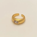 Détail d'une bague dorée vintage avec un zircon ovale sur fond crème minimaliste - Bague Ouverte Dorée Zircon Blanc