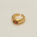 Détail d'une bague dorée vintage avec une pierre ovale rouge rubis polie - Bague Ouverte Dorée Zircon Rouge