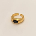 Détail d'une bague dorée ajustable avec pierre noire ovale et finition polie miroir - Bague Ouverte Dorée Zircon Noir