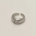 Détail de bague argentée avec zircon ovale serti clos et anneau ajustable minimaliste - Bague Ouverte Argentée Zircon Blanc