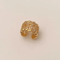 Dettaglio macro dell'anello a catena cubana placcato oro con micro-pavé di zirconi bianchi - Oro