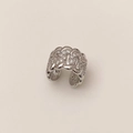 Dettaglio dell'anello a maglia cubana argentata con zirconi cubici scintillanti - Argento