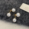Élégantes boucles d'oreilles double face en perles blanches et or sur velours gris - Perle Blanche Double-face (A-390)