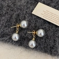 Élégantes boucles d'oreilles double perles grises avec clous dorés sur tissu chic - Perle Grise Double-face (A-390)