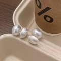 Dettaglio di orecchini a doppia perla con finiture opache e lucide su vassoio - Orecchini a Cuore con Perle di Conchiglia Argento