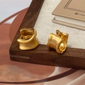 Orecchini a cerchio geometrici irregolari in oro opaco con finitura in metallo spazzolato - Oro