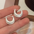Vista detallada de los pendientes en forma de U de plata cepillada con acabado mate - Plata Cepillada