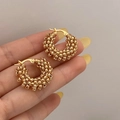 Nahaufnahme goldener Creolen mit Perlenstruktur, handgehalten zur Größenansicht - Micro-set Perlenreifen / Gold