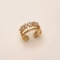 Detail eines vergoldeten Schichtrings mit Baguette-Steinen und Pavé-Zirkonia-Besatz - Gold