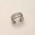 Makroaufnahme von versilbertem Doppel-Ring mit Zirkonia-Baggetteschliff und Mikro-Pavé-Details - Silber