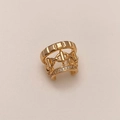 Detailansicht der dreilagigen goldenen Ohrmanschette mit Ankerkette und Zirkonia - Gold