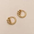Detailansicht vergoldeter Creolen mit Zirkonia-Mikropavé und gewebtem Design-Element - Mikro Pave Zirkonia Ohrringe / Gold