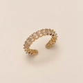 Macro-opname van verstelbare gouden ring met rij van dertien ovale heldere zirkonen - Micro Pave Zirkonia Open Ring / Goud
