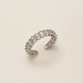 Close-up van zilveren verstelbare open ring met ovaal geslepen zirkonia in klauwzetting - Micro Pave Zirkonia Open Ring / Zilver