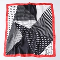 Detail eines Satin-Halstuchs mit geometrischen Punkten und rotem Randabschluss - Schwarz Roter Rand