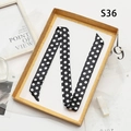 Sciarpa sottile in seta a pois bianchi e neri esposta in una confezione regalo dorata - 100*4cm / Pois Bianchi (PDS-36)