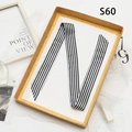 Elegante foulard di seta a righe verticali bianche e nere come nastro su vassoio dorato - 100*4cm / Righe Bianco Nero (PDS-60)