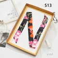 Sciarpa sottile nera S13 con stampa floreale rosa e arancione su nastro di raso - 100*4cm / Floreale Nero (PDS-13)