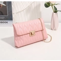 Détail du sac bandoulière matelassé rose avec chaîne dorée et fermoir en métal élégant - Rose