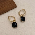 Macro-detail van vierkante zwarte emaille hanger oorbellen met goud gepolijste ringen - Zwart