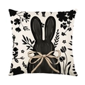 Paashaas kussenhoes met bloemenkrans patronen en een beige decoratieve strik van linnen - 45x45cm / Zwarte Konijn Silhouet Bloemenstijl (JYM707-1)