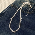 Conjunto de collar de perlas con colgantes de lazo plateado sobre un fondo denim retro - Collar de Suéter Con Lazo Blanco
