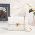 Petit sac blanc matelassé avec bandoulière chaîne dorée et fermoir carré en métal - Blanc
