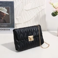Sac bandoulière noir matelassé avec chaîne dorée et fermoir pivotant sur tissu blanc - Noir
