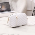 Chique witte gewatteerde crossbodytas voor dames met V-stiksel en gouden metalen details - Wit