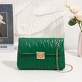Sac bandoulière élégant vert émeraude avec chaîne dorée et fermoir métallique chic - Vert