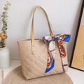 Gesteppte beige Tragetasche mit Goldnieten und dekorativem Seidenschal-Griff - Khaki
