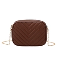 Bolso de hombro marrón oscuro con costuras en V y correa de cadena dorada - café